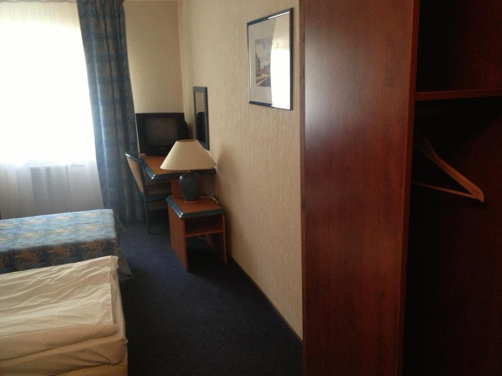 Hotel Tenishouse Marki  Habitación foto